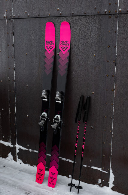 Picture of the Black crows Corvus skis.